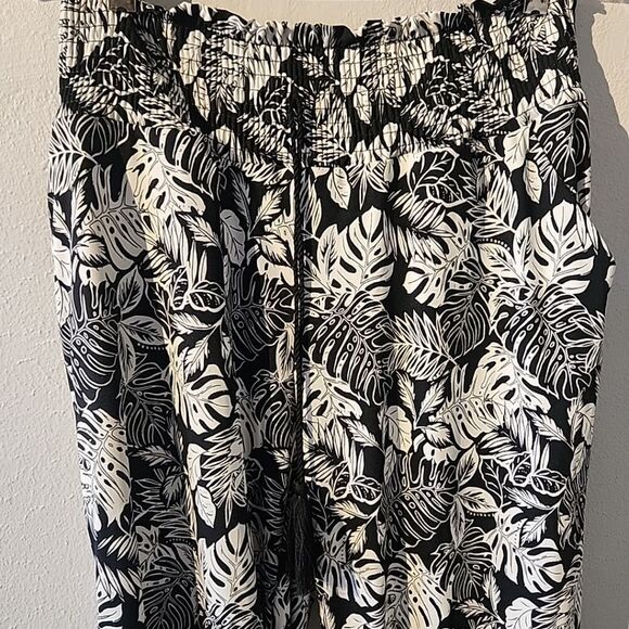 Robert Louis Petite Women's PM Black White Floral Pull-On Palazzo Pants - Picture 2 of 5